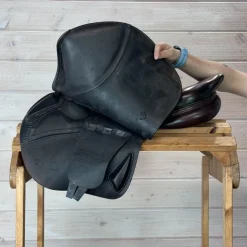 Used CWD SE02 Pro Panel Close Contact Saddle 17/M