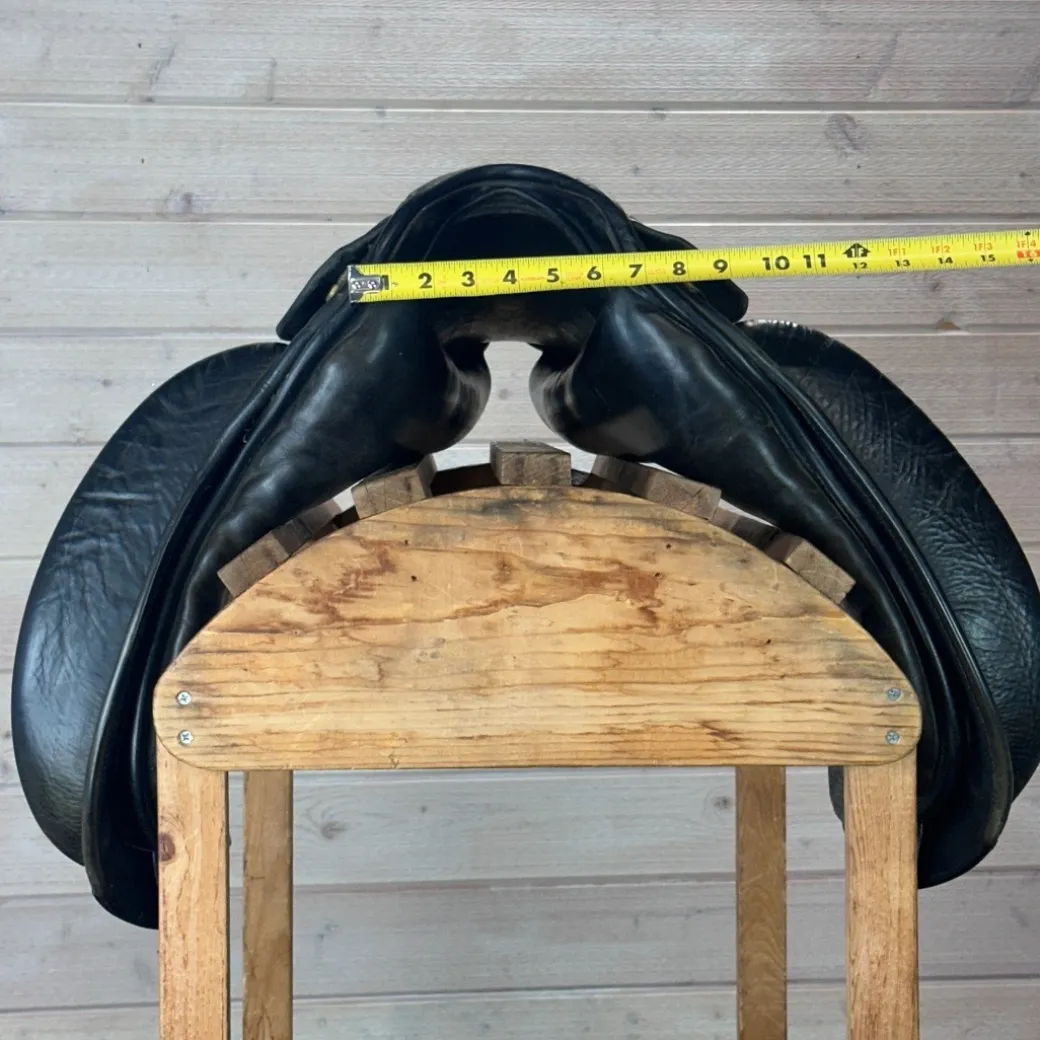 Used Hennig Sofa Dressage Saddle - 17/M