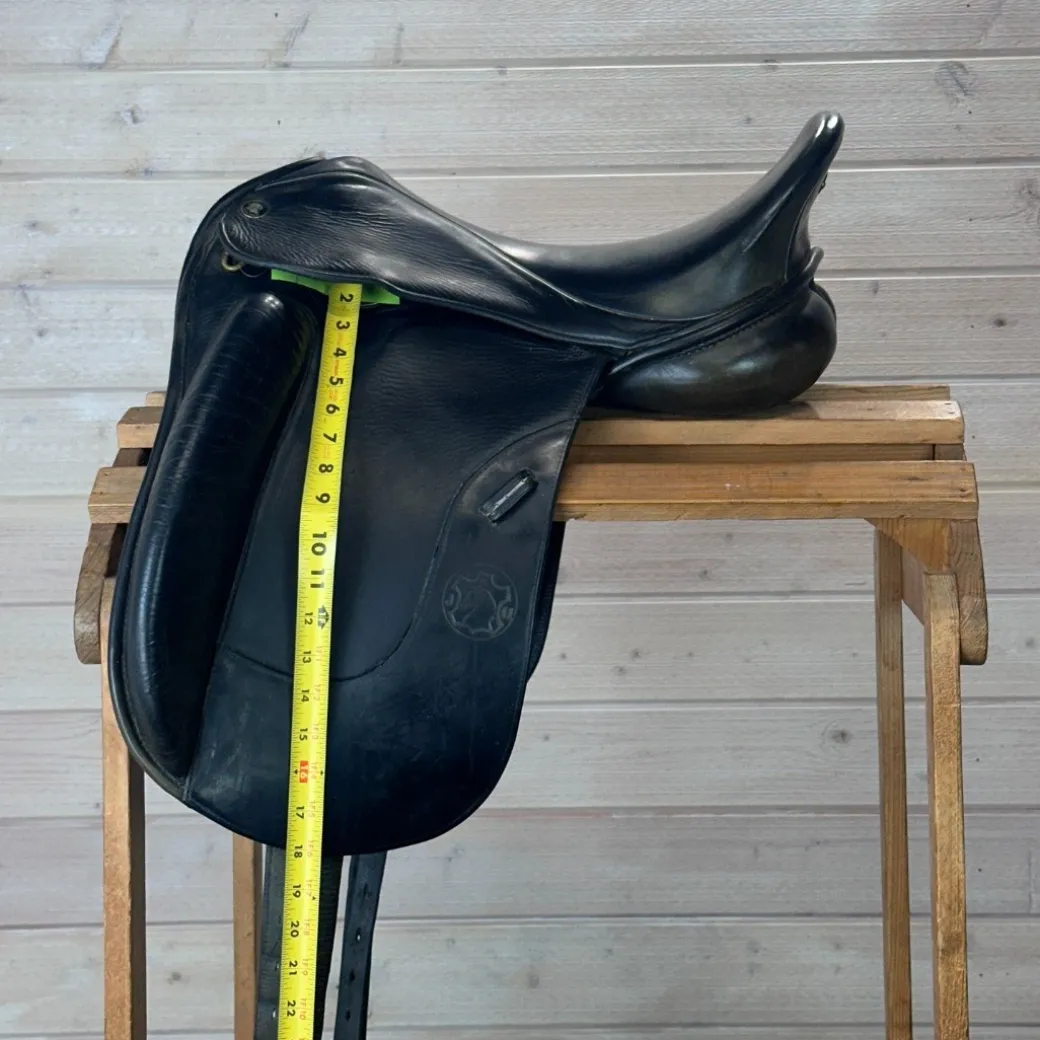 Used Hennig Sofa Dressage Saddle - 17/M